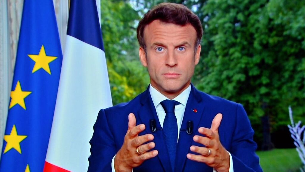 Emmanuel Macron Tente De Relancer Son Second Quinquennat Avec Trois