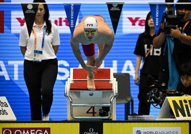 Le Français Léon Marchand a pulvérisé le record du monde de Michael Phelps sur 400 m 4 nages avec un temps de 4'2''50 en décrochant le sacre mondial à Fukuoka (Japon) ce dimanche 23 juillet.
