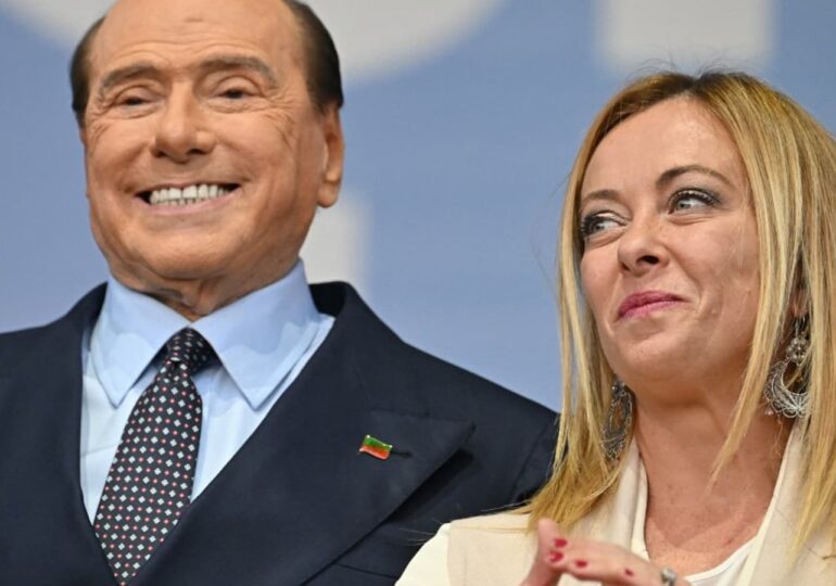 "Silvio Berlusconi était avant tout un battant. C'était un homme qui n'avait pas peur de défendre ses convictions et c'est précisément son courage et sa détermination qui ont fait de lui l'un des hommes les plus influents de l'histoire de l'Italie" - La cheffe du gouvernement italien Giorgia Meloni rendant hommage à son mentor, Silvio Berlusconi, mort lundi à 86 ans.