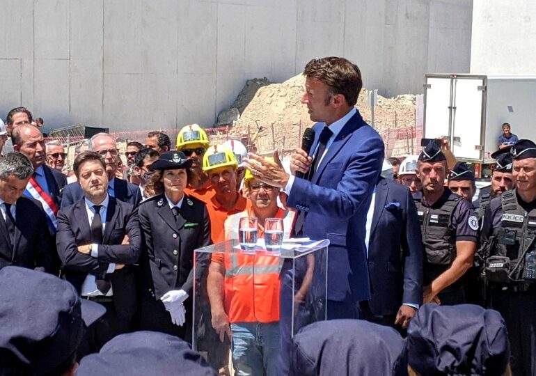 "Il faut une responsabilisation de tous car c'est rare qu'il y a du trafic de drogue s'il n'y a pas de consommateurs de drogue", rappelle Emmanuel Macron, au premier jour de son déplacement à Marseille, invitant "tout le monde à être responsable".