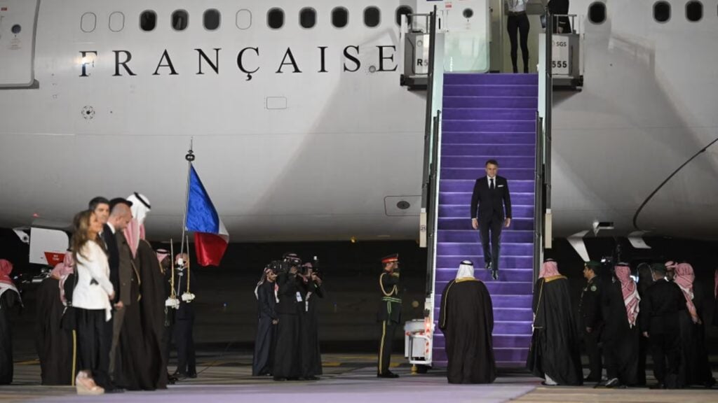 Emmanuel Macron arrive en Arabie saoudite pour une visite officielle, le 2 décembre 2024. ©ELIOT BLONDET / POOL / AFP