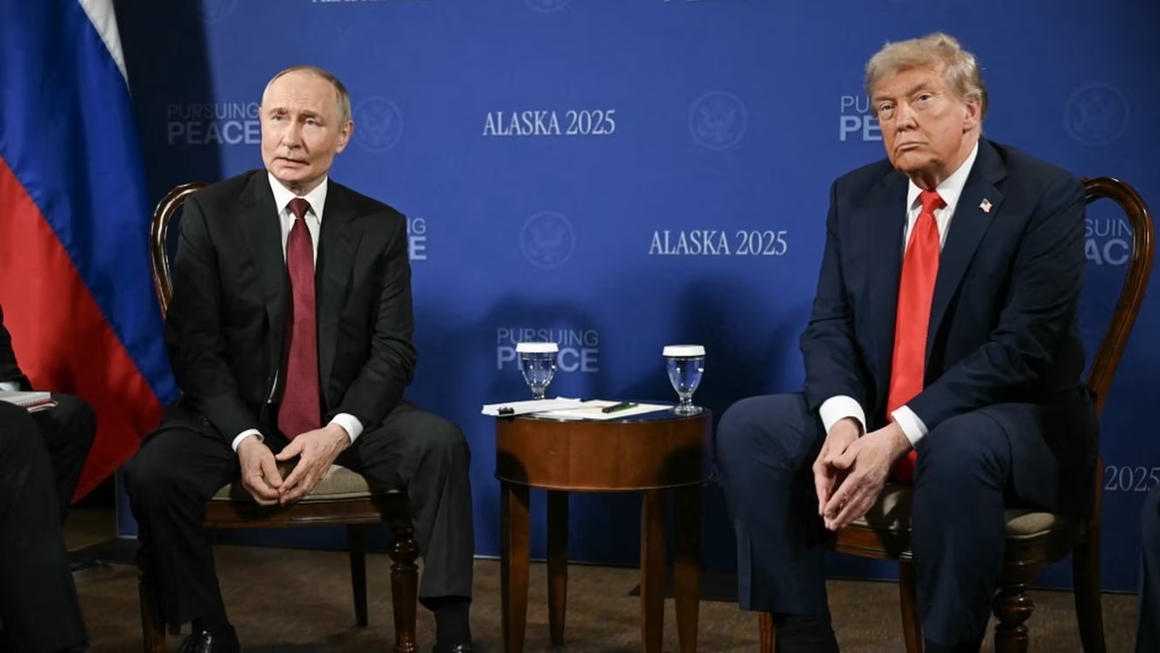 Le président russe, Vladimir Poutine, et son homologue américain, Donald Trump, le 15 août 2025 en Alaska. ©ANDREW CABALLERO-REYNOLDS / AFP