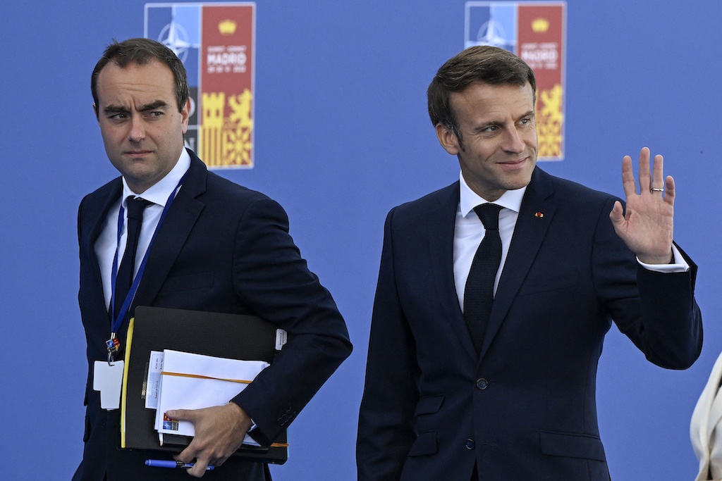 Sébastien Lecornu aux côtés d'Emmanuel Macron, le 30 juin 2022, lors du sommet de l'Otan à Madrid. ©PIERRE-PHILIPPE MARCOU/AFP