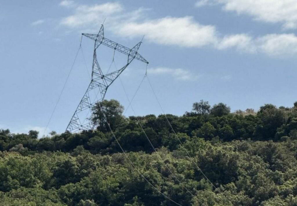 Pylône victime des actes de vandalisme qui ont eu lieu dans la nuit dans les Alpes-Maritimes.