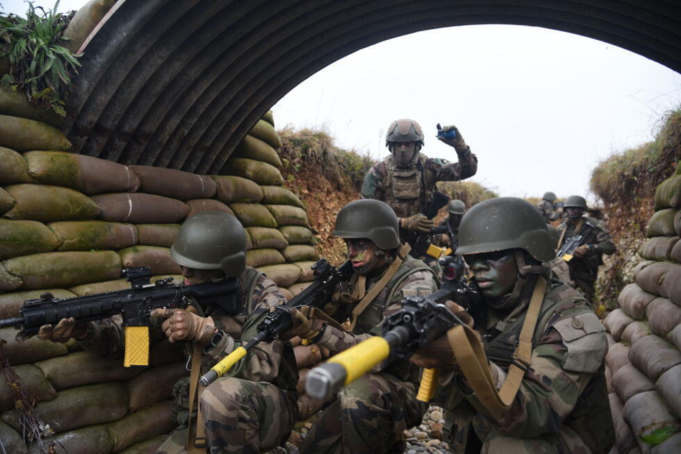 De jeunes recrues du Régiment de Marche du Tchad participent à un exercice de combat dans les tranchées installées à cet effet dans leur camp en Alsace, le 17 décembre 2024. © Mehdi Chebil, France 24