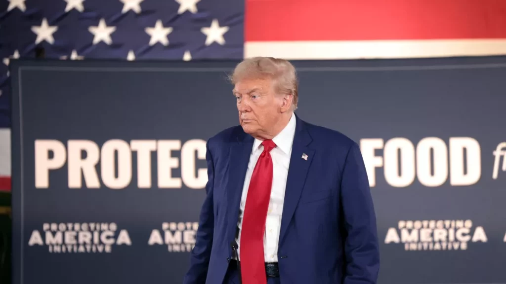 Le président américain Donald Trump assiste à un meeting de campagne pour s'adresser aux Pennsylvaniens préoccupés par la menace de la Chine pour l'agriculture américaine à la ferme familiale Smith le 23 septembre 2024. © WIN MCNAMEE / Getty Images via AFP