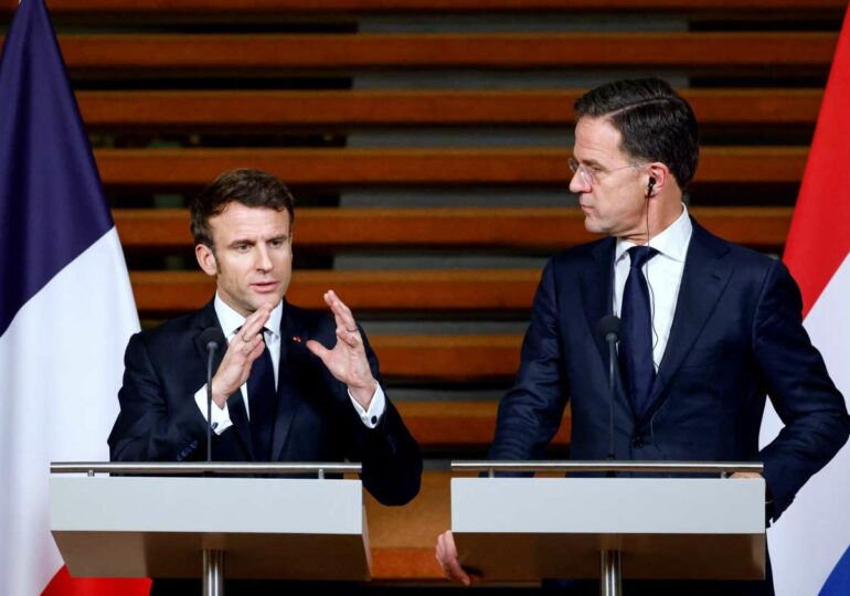 Lors d'une conférence de presse avec le Premier ministre des Pays-Bas, Emmanuel Macron a de nouveau affirmé qu'il proposerait prochainement "un échange avec les partenaires sociaux", après la décision du Conseil constitutionnel vendredi