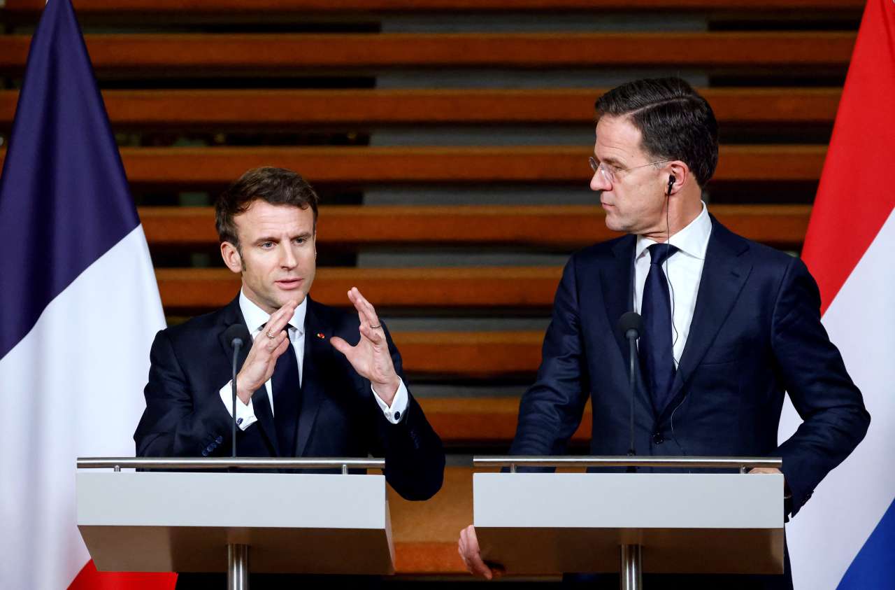 Lors d’une conférence de presse avec le Premier ministre des Pays-Bas, Emmanuel Macron a de nouveau affirmé qu’il proposerait prochainement « un échange avec les partenaires sociaux », après la décision du Conseil constitutionnel vendredi