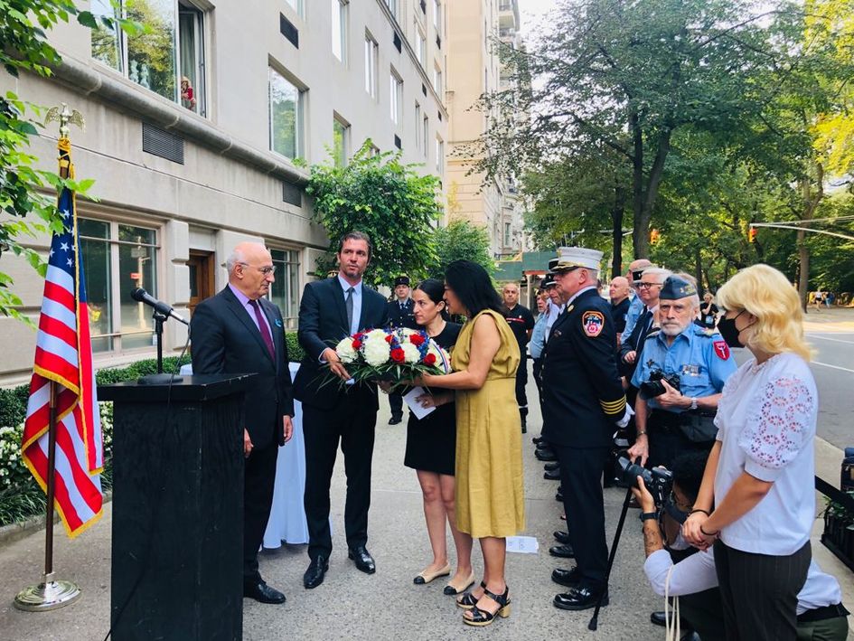 La cérémonie de 2021 devant la plaque commémorative en l’honneur des victimes françaises située dans le hall du Consulat général et la plantation de bulbes de jonquilles à leur mémoire, dans le cadre du projet Daffodil de la ville de New York. ©AFP