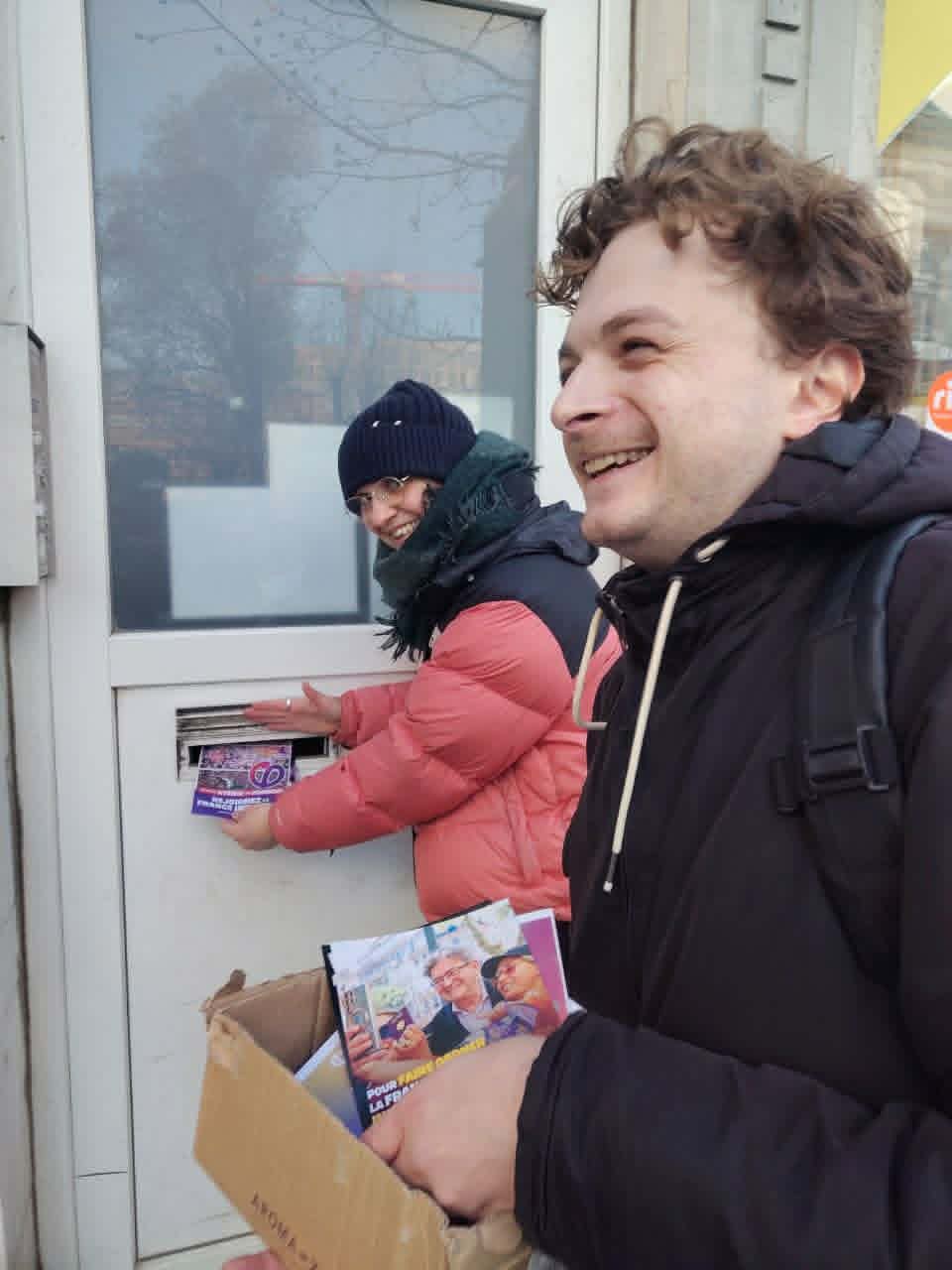 Raphaël Avanzi, avec une colistière, en train de déposer des tracts en avril 2026 © Raphaël Avanzi