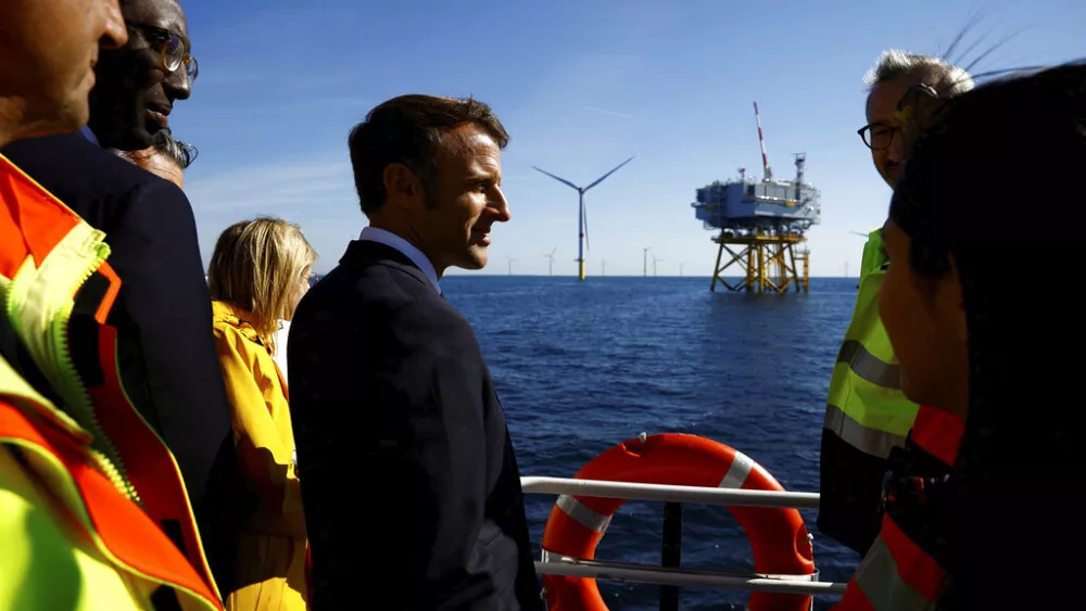 « Je continue de me battre pour que le pays puisse avancer », a répondu Emmanuel Macron aux journalistes, depuis un sommet en Belgique sur l&rsquo;éolien en mer du Nord ce 24 avril 2023.
