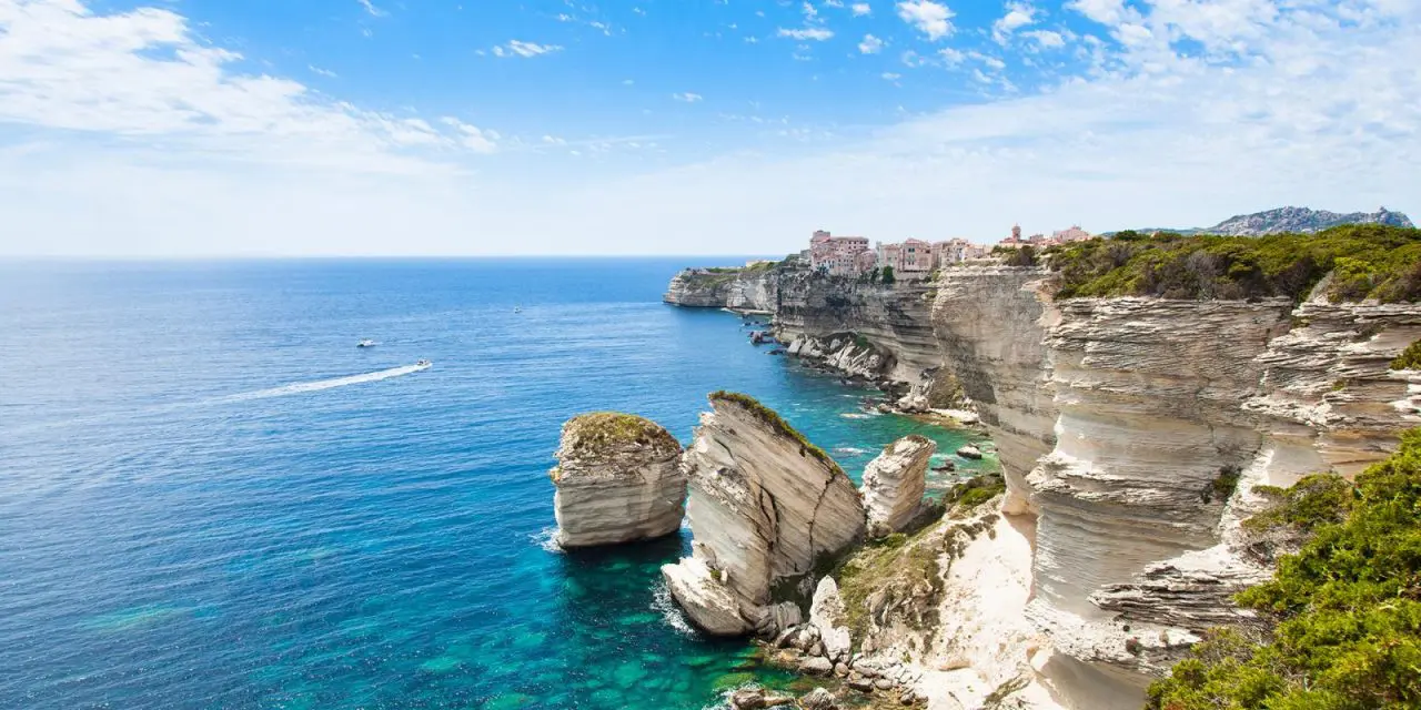 ville de Bonifacio au sommet d'une falaise