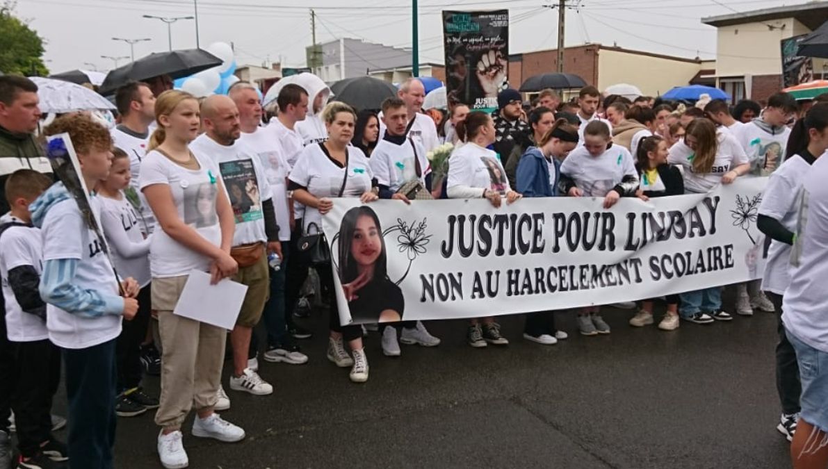 « Cette marche blanche est organisée en hommage à Lindsay mais c&rsquo;est plus qu&rsquo;un hommage que nous voulons lui rendre, c&rsquo;est toute une nation qui vibre à l&rsquo;unisson pour crier sa colère et sa tristesse et clamer haut et fort &lsquo;Plus jamais ça ! » – La mère de Lindsay, la collégienne victime de harcèlement scolaire qui s&rsquo;est suicidée le 12 mai, lors de la marche blanche organisée ce dimanche.
