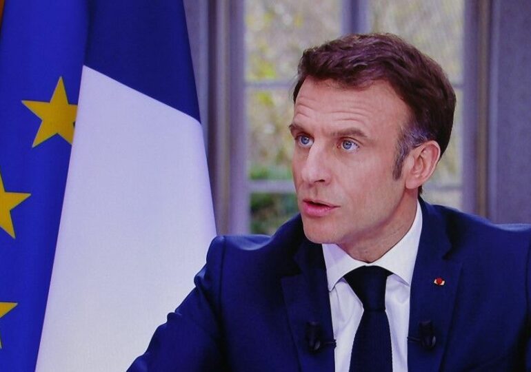"Au moment où je vous parle, est-ce que vous pensez que ça me fait plaisir (de la faire)? Non" - Emmanuel Macron interrogé sur la réforme des retraites dans les journaux télévisuels de la mi-journée ce 22 mars 2023.