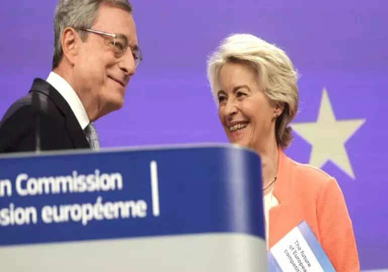 La présidente de la Commission européenne Ursula von der Leyen (à droite), et l'ancien Premier ministre italien et ancien président de la Banque centrale européenne Mario Draghi (à gauche) à Bruxelles, ce lundi 9 septembre. ©EPA-EFE/OLIVIER HOSLET