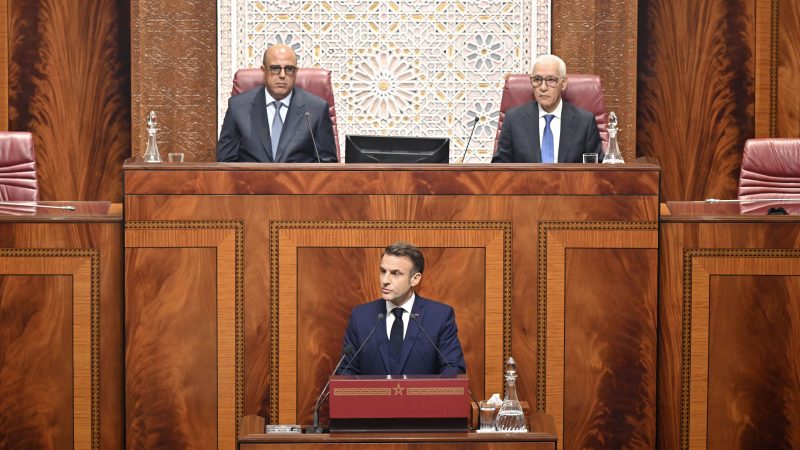 Pour El Watan, avec le discours d'Emmanuel Macron devant le Parlement marocain mardi 29 octobre où il a estimé que « le présent et l’avenir » du territoire « s’inscrivent dans le cadre de la souveraineté marocaine », « Macron en remet une couche… au risque de sectionner définitivement le fil d’Ariane qui le retient encore à Alger ». / @EPA-EFE/JALAL MORCHIDI