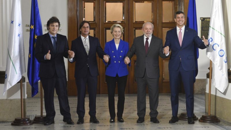 Le président argentin Javier Milei, le président uruguayen Luis Lacalle Pou, la présidente de la Commission européenne Ursula von der Leyen, le président brésilien Luiz Inacio Lula de Silva et le président paraguayen Santiago Peña posent pour une photo au siège du Mercosur à Montevideo, en Uruguay, le 6 décembre 2024. ©EPA-EFE/SOFIA TORRES