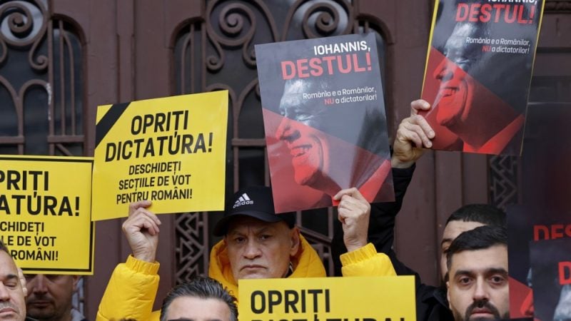 Les partisans de l'Alliance pour l'Unité des Roumains (AUR) écoutent le discours du leader du parti George Simion devant le bureau de vote du Collège national 'Mihai Viteazul' à Bucarest, Roumanie, 08 décembre 2024. ©EPA-EFE/ROBERT GHEMENT