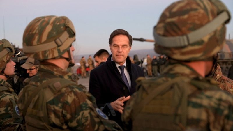 Le secrétaire général de l'OTAN Mark Rutte rencontre des soldats lors de sa visite au camp militaire 'Novo Selo' en Bulgarie, 19 décembre 2024. ©EPA-EFE/VASSIL DONEV