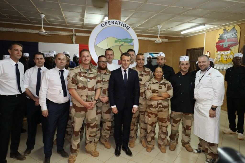 En 2017, le président français avait passé Noël au Niger, avec les soldats de l'opération Barkhane Crédit : AFP / Ludovic Marin