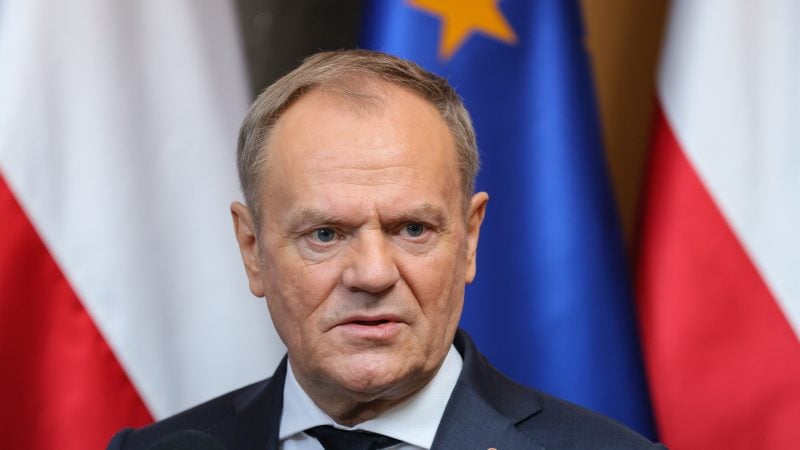 le Premier ministre polonais Donald Tusk s'adresse aux médias lors d'un point presse à l'aéroport Okecie de Varsovie, en Pologne, le 17 février 2025. ©EPA-EFE/PAWEL SUPERNAK