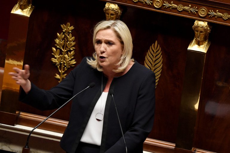 Marine Le Pen appelle Emmanuel Macron "à présenter un autre gouvernement aux Français. La crise ne sera pas réglée s’il ne le fait pas"
