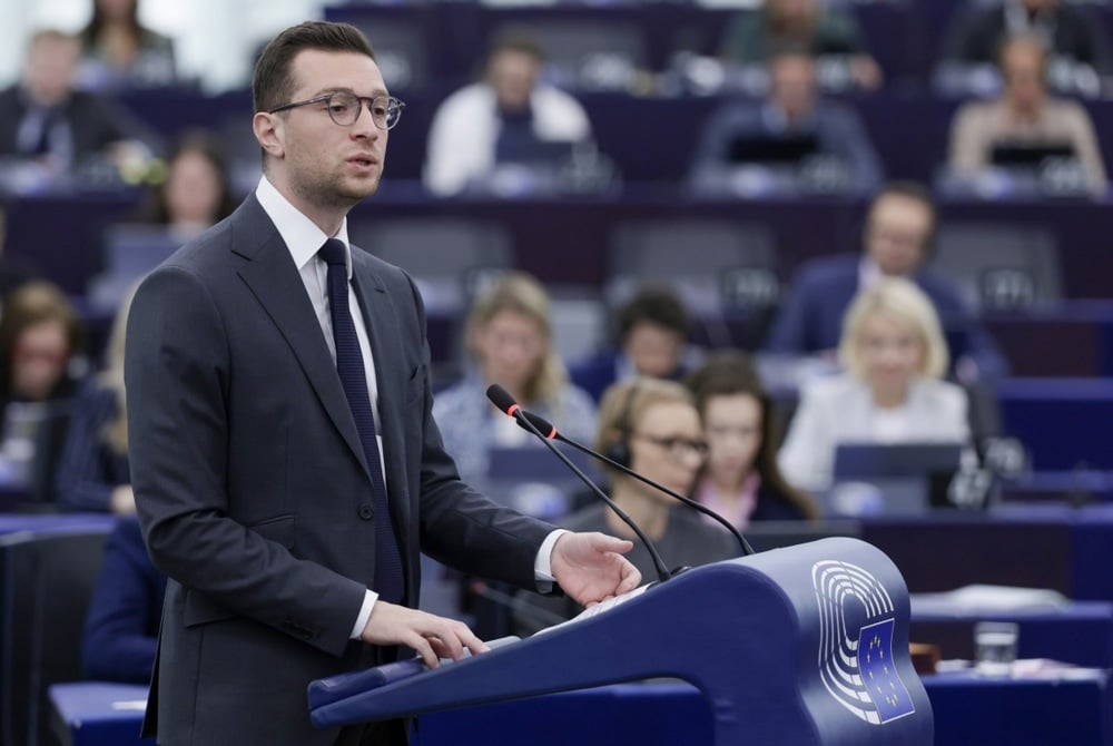 Le président du Rassemblement national (RN), l'eurodéputé Jordan Bardella, du groupe des Patriotes pour l'Europe. [EPA-EFE/RONALD WITTEK]