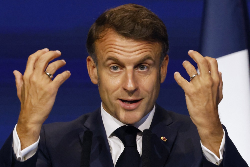Lors d’une interview accordée à France 2 mardi 10 juin, le président français a annoncé qu’il donnerait trois mois à Bruxelles pour légiférer sur le sujet, sans quoi la France appliquerait unilatéralement une interdiction des réseaux sociaux pour les moins de quinze ans. [EPA-EFE/LUDOVIC MARIN]