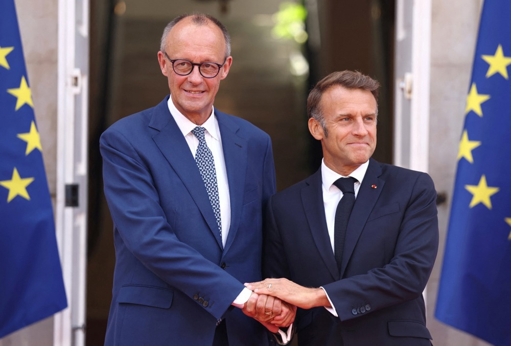 Le président français Emmanuel Macron serre la main du chancelier allemand Friedrich Merz avant une réunion de cabinet franco-allemande dans la ville portuaire méridionale de Toulon, France, 29 août 2025. ©EPA/MANON CRUZ / POOL MAXPPP OUT