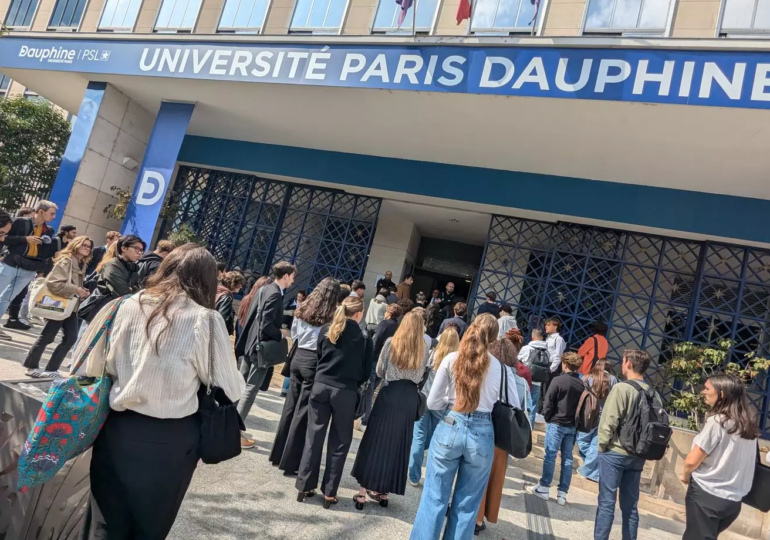 "Si même aux abords de notre université on n'est pas en sécurité, on n'est en sécurité nulle part", déplore une étudiante de Dauphine après le meurtre de Philippine, qui suivait des cours dans cette faculté parisienne, par un Marocain sans titre de séjour. 