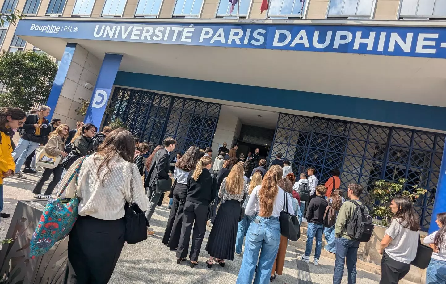 « Si même aux abords de notre université on n&rsquo;est pas en sécurité, on n&rsquo;est en sécurité nulle part », déplore une étudiante de Dauphine après le meurtre de Philippine, qui suivait des cours dans cette faculté parisienne, par un Marocain sans titre de séjour. 