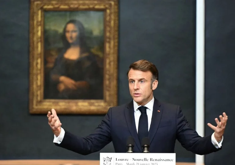 "Un Louvre restauré et agrandi". Le président Macron annonce qu'une "nouvelle grande entrée" verra le jour au niveau de la Colonnade de Perrault. Un projet pour "rééquilibrer la manière de visiter le Louvre" et redonner le musée "aux Parisiens dans son accès".