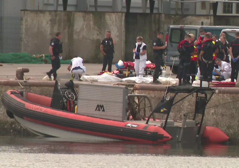 « Sur un petit bateau de moins de sept mètres, 70 personnes s’étaient fait entasser par des passeurs » - Gérald Darmanin en déplacement dans le Nord Pas de Calais lors d'une vaste opération de secours en mer ce 03 septembre alors qu'un bateau de migrants à destination du Royaume-Uni a fait naufrage. Le bilan provisoire fait état de douze morts, selon la préfecture maritime