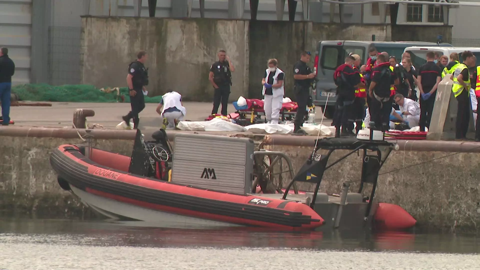 « Sur un petit bateau de moins de sept mètres, 70 personnes s’étaient fait entasser par des passeurs » – Gérald Darmanin en déplacement dans le Nord Pas de Calais lors d&rsquo;une vaste opération de secours en mer ce 03 septembre alors qu&rsquo;un bateau de migrants à destination du Royaume-Uni a fait naufrage. Le bilan provisoire fait état de douze morts, selon la préfecture maritime