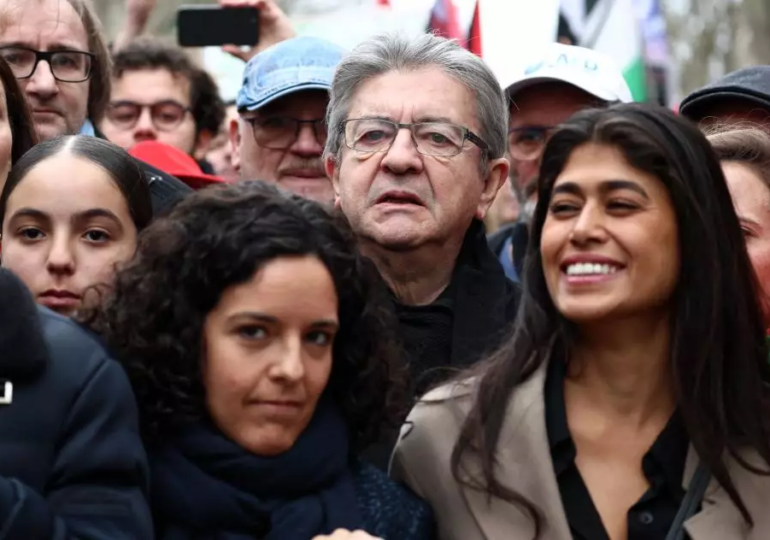 LFI a ainsi rejoint ce mardi l'appel lancé le même jour par l'Union étudiante et l'Union syndicale lycéenne (USL) à une "manifestation contre l'autocratie d'Emmanuel Macron" prévue le 07 septembre. Le parti de Jean-Luc Mélenchon exhorte les forces politiques, syndicales et associatives "attachées à la défense de la démocratie à se joindre à cet appel". Pour l'instant le parti socialiste n'a pas rejoint ce mouvement. 