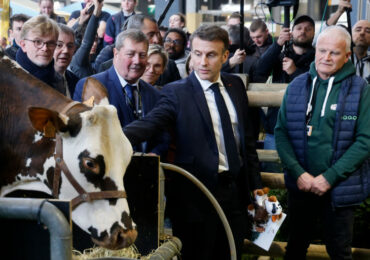 Samedi, lors de sa visite au Salon de l'agriculture, Emmanuel Macron a dit s'être fixé pour objectif «qu'on puisse déboucher sur ces prix planchers qui permettront de protéger le revenu agricole et de ne pas céder à toutes les pratiques les plus prédatrices qui aujourd'hui sacrifient nos agriculteurs et leurs revenus».