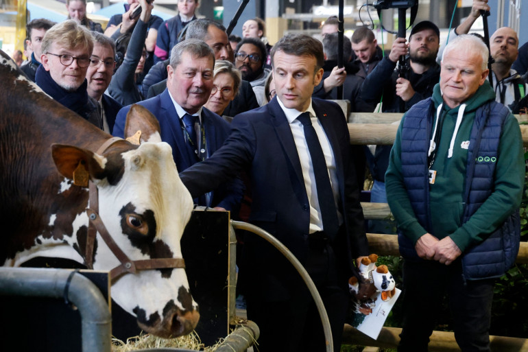 Samedi, lors de sa visite au Salon de l'agriculture, Emmanuel Macron a dit s'être fixé pour objectif «qu'on puisse déboucher sur ces prix planchers qui permettront de protéger le revenu agricole et de ne pas céder à toutes les pratiques les plus prédatrices qui aujourd'hui sacrifient nos agriculteurs et leurs revenus».