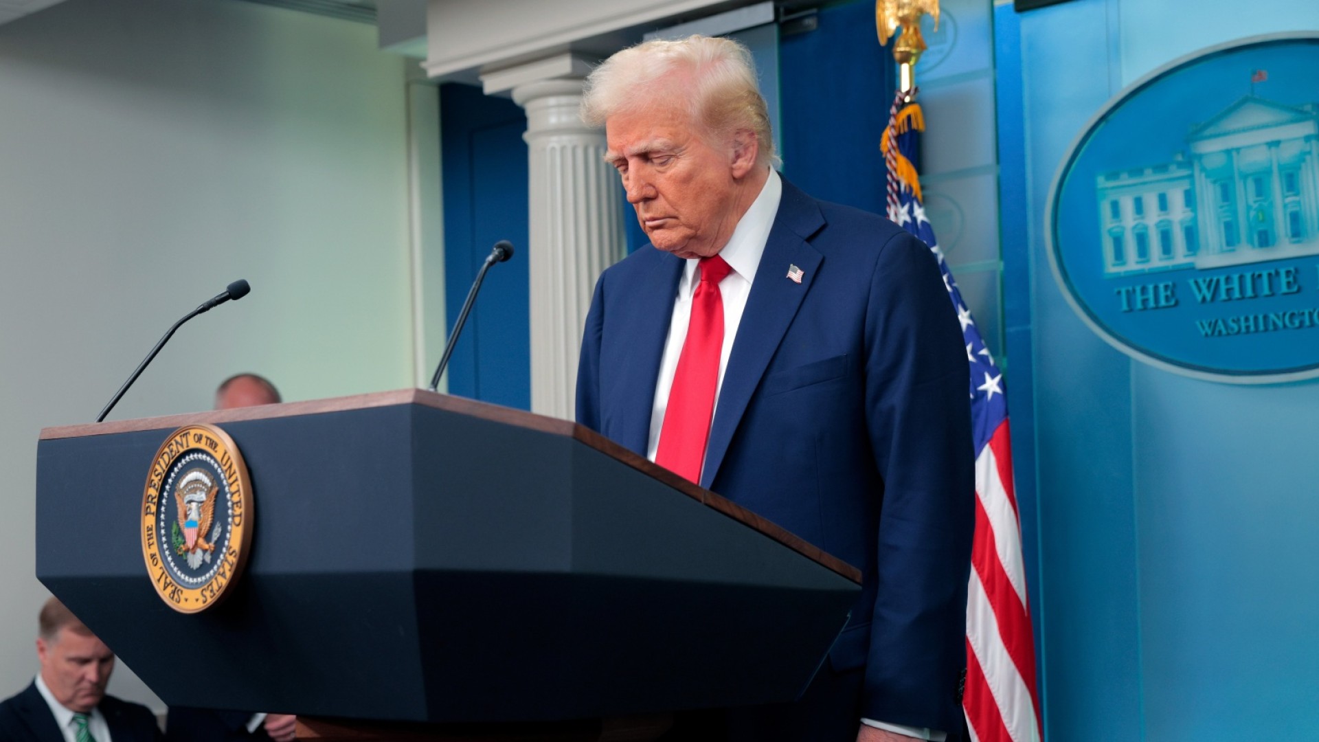 Depuis la Maison Blanche, le président américain a polémiqué sur les conditions d&rsquo;entrée à l&rsquo;agence fédérale de l&rsquo;aviation américaine (FAA), qui nuiraient à la sécurité aérienne. Car le crash d’un avion à Washington, ce jeudi 30 janvier, survient quelques jours après que Donald Trump a signé un décret mettant fin aux politiques de diversité de l&rsquo;agence.
