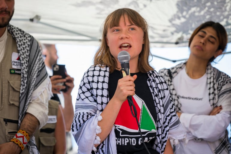 Greta Thunberg et Rima Hassan sur un navire de la Coalition de la flottille pour la liberté qui doit apporter de l'aide humanitaire à Gaza, le 1er juin 2025.©AFP