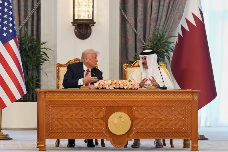 Le président américain, Donald Trump, et l’émir du Qatar, cheikh Tamim Ben Hamad Al Thani, à Doha, le 14 mai 2025. ALEX BRANDON/AP