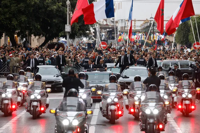 Descente conjoine des chefs d'Etat dans l'artère principale de Rabat 