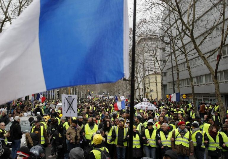 Les gilets jaunes ont marché contre les violences policières - Heurts à Paris et Bordeaux