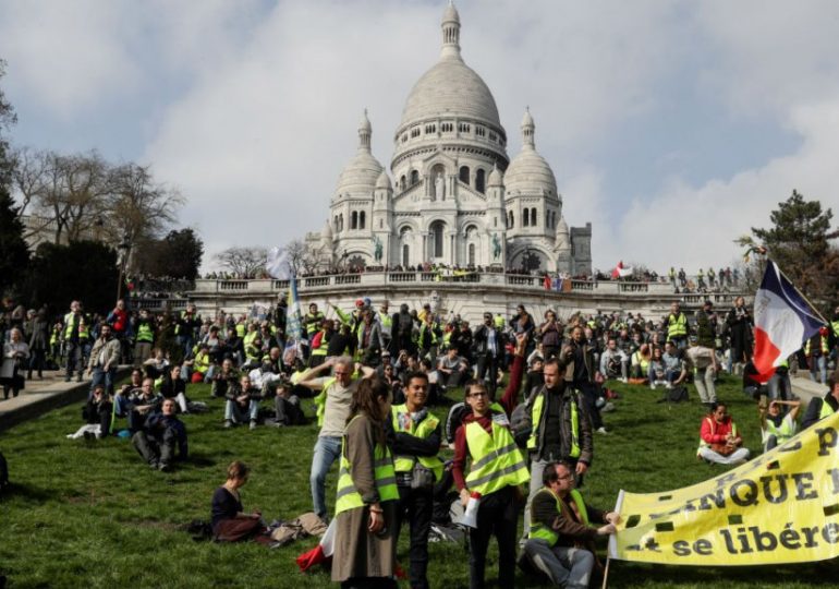 "Gilets jaunes": mobilisations dans le calme à Paris, tensions en région
