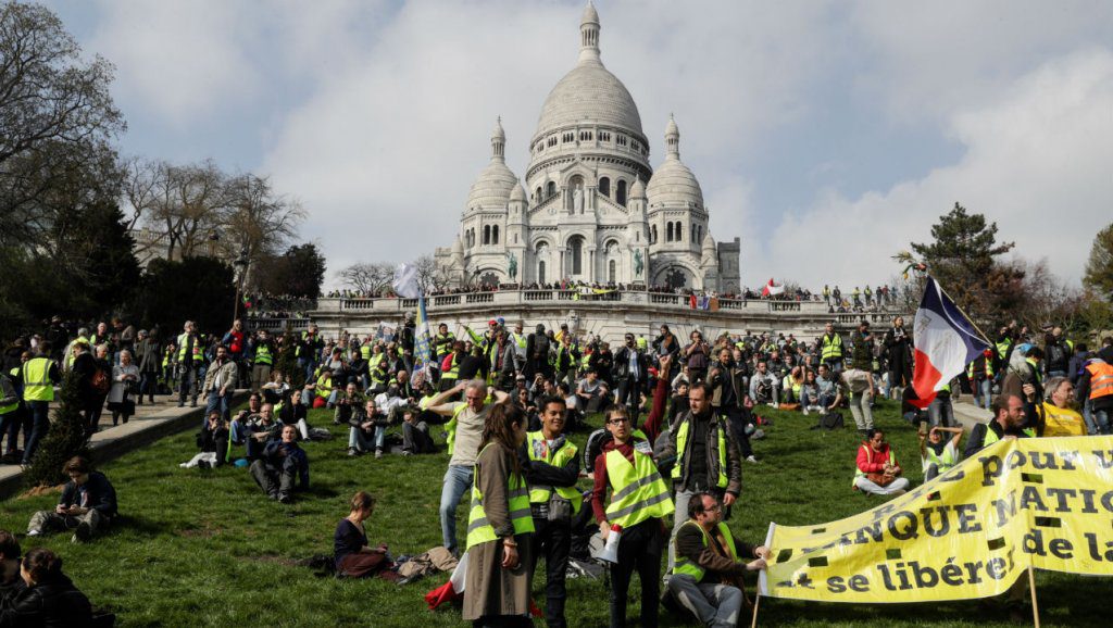 « Gilets jaunes »: mobilisations dans le calme à Paris, tensions en région