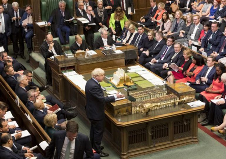 Affaibli par une défaite au parlement, Johnson prévoit des élections anticipées