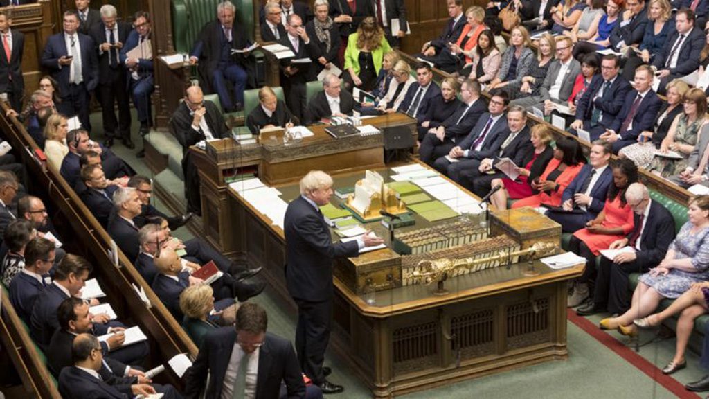 Affaibli par une défaite au parlement, Johnson prévoit des élections anticipées