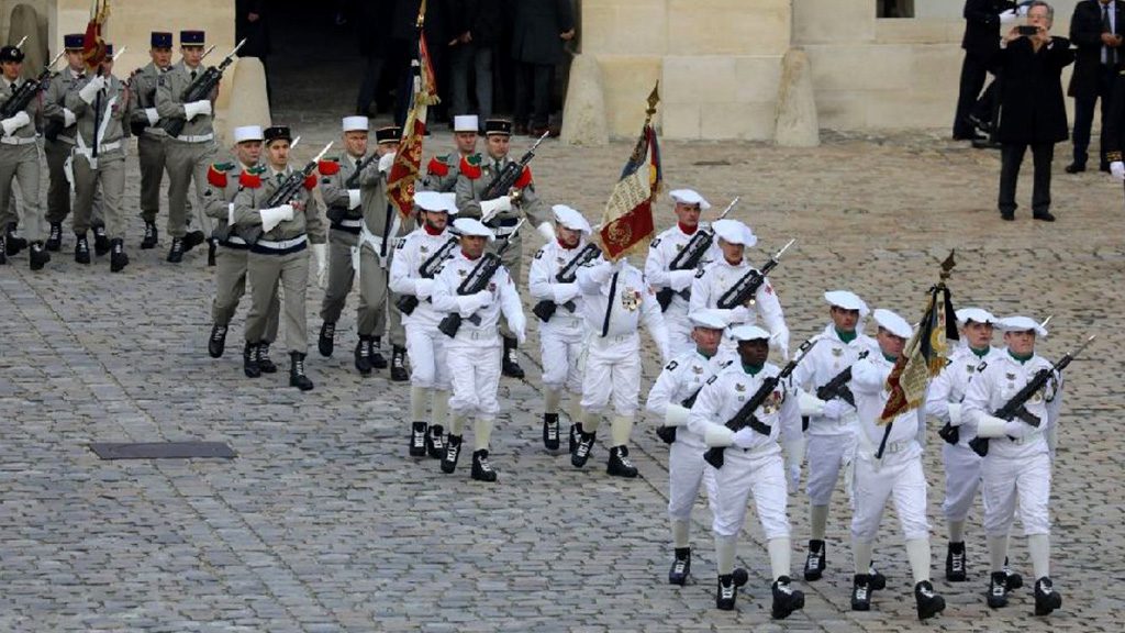 Hommage aux Invalides pour les 13 militaires morts au Mali – la vidéo avec Le Figaro