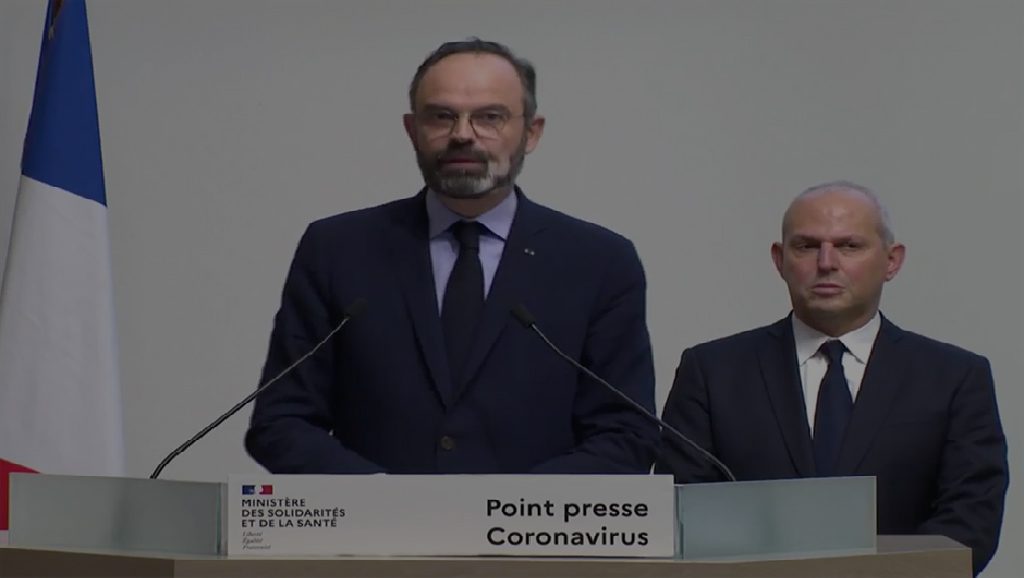 « Grâce à la mobilisation de tous, le virus recule. Néanmoins, le déconfinement progressif ne doit pas nous inciter à relâcher notre vigilance. En respectant les gestes barrière, vous vous protégez et vous protégez les autres », rappelle le message publié sur Twitter par le compte officiel du gouvernement et retweeté par le Premier ministre Edouard Philippe.