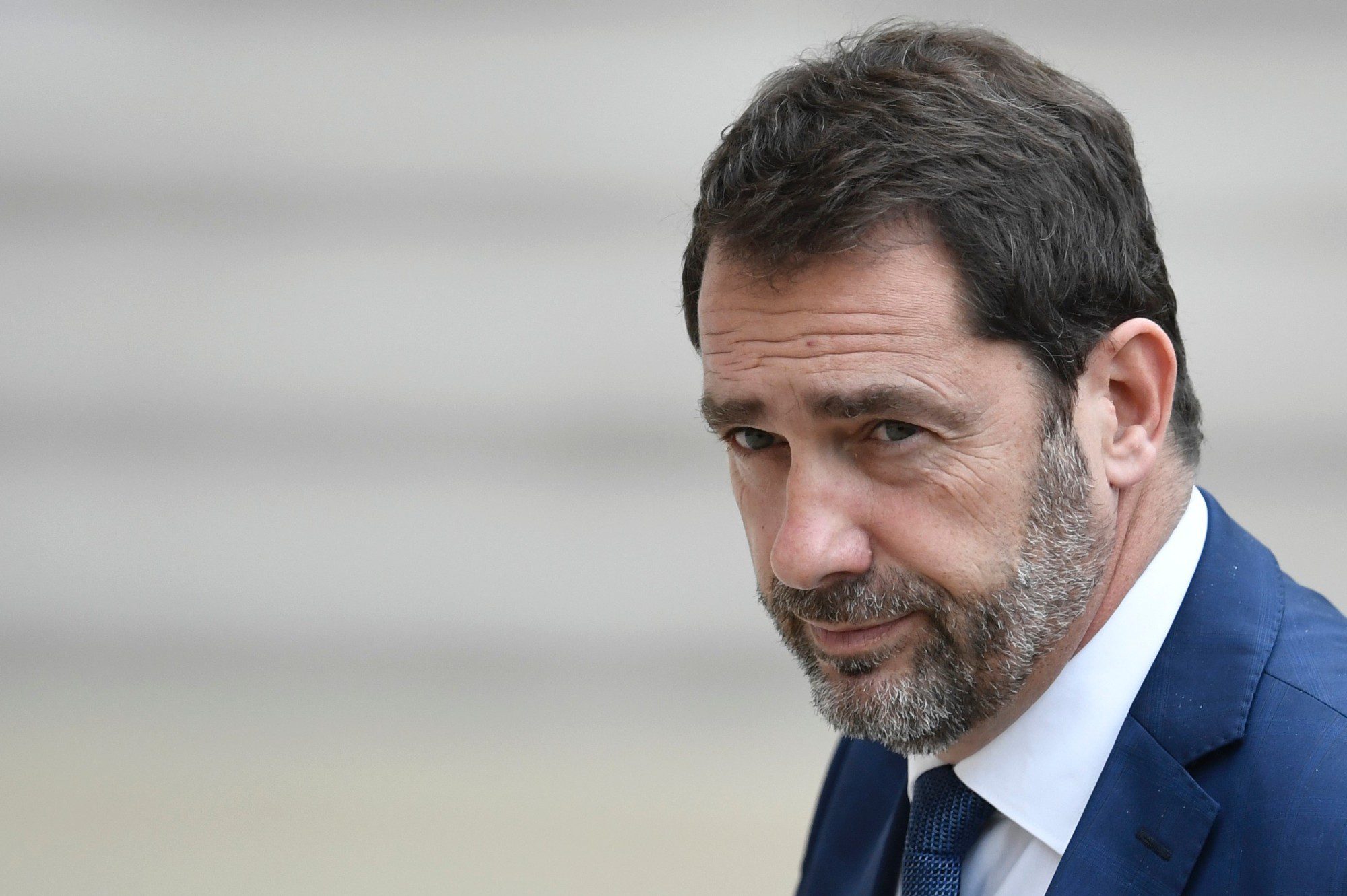 « Notre objectif est de dissuader les départs en vacances, avec des contrôles renforcés au départ des grandes villes, dans les gares, sur les routes et dans les lieux touristiques », a déclaré Christophe Castaner