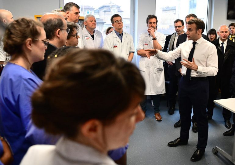 "Je ne mettrai pas plus d'argent pour que le système fonctionne pareil" - Emmanuel Macron lors de sa visite dans un hôpital parisien